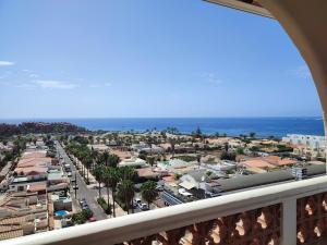 滨海帕尔姆Margherita House Tenerife, Wonderful Ocean View的阳台享有城市美景。