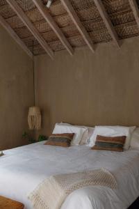 维加伊托La Fragata的卧室配有带枕头的大型白色床