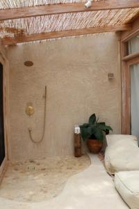 维加伊托La Fragata的带沙发和淋浴的客厅