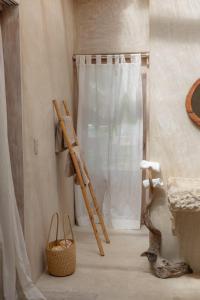 维加伊托La Fragata的窗户旁的带梯子的房间