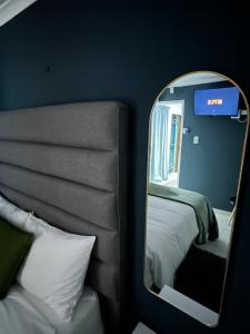 东伦敦The Legacy Airbnb的一张镜子旁边,床边的镜子