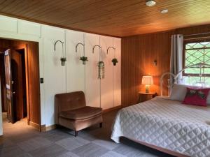 拉马巴耶索尔萨斯宾馆的卧室配有床、椅子和窗户。