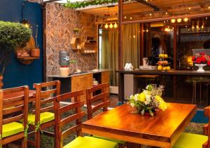 基多Casa Carrión的一间带木桌和椅子的用餐室