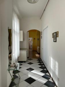 玛丽亚温泉Schloss Ambras的走廊上设有黑白格子地板