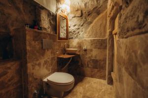 乌奇希萨尔Anatolia Raymonde Cave House的一间带卫生间和水槽的小浴室