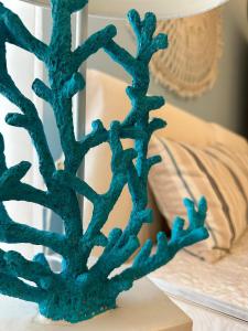 雷卡纳蒂港mentamarina的一张桌子上一棵树的蓝色雕塑