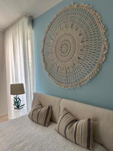 雷卡纳蒂港mentamarina的客厅配有沙发和大型艺术墙