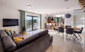 兹沃格谢Villa Leona a luxury villa near Makarska, heated pool的带沙发的客厅和用餐室