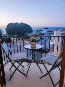 伊索拉戴里费米尼Casa Levante的美景阳台配有桌椅