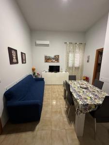 马尔扎梅米Appartamento aria di Mare的客厅配有蓝色的沙发和桌子