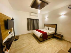 卜山New RC Villa - Luxury in Hills的一间卧室配有一张床和一台平面电视