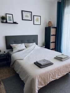 多列毛利诺斯Julia's House的一间卧室配有一张床,上面有两条毛巾