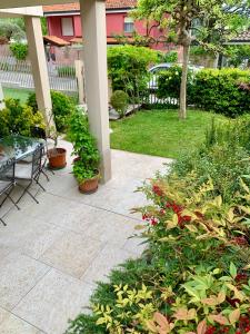 蒙卡列里L'angolo verde apartment的一个带桌子和一些植物的庭院
