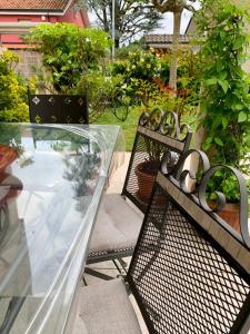 蒙卡列里L'angolo verde apartment的一张桌子和两张长凳及玻璃桌
