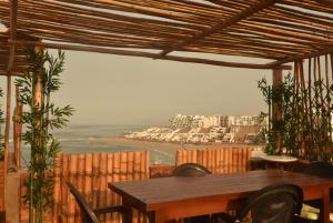 蓬塔赫尔莫萨Casa mar surfhouse的桌椅,享有海景