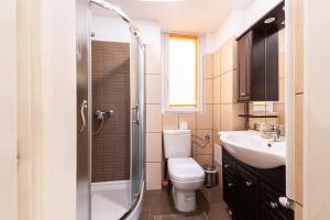 布达佩斯Urban Rooms的浴室配有卫生间、盥洗盆和淋浴。