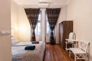 布达佩斯Urban Rooms的小房间,配有一张床和一把椅子