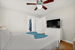 圣奥古斯丁Cozy Uptown Guest House的一间卧室配有一张床和吊扇