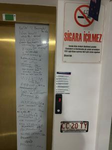 恰纳卡莱Nr1 Pansiyon的一边写字的白色冰箱