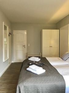 UtersumLandhaus Nordstern Hotel garni的一间卧室配有两张床,床上配有两条毛巾