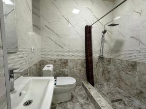 杜尚别Hello Dushanbe Hostel的白色的浴室设有卫生间和水槽。