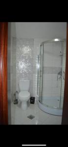 DragashHotel Palma的一间带卫生间和玻璃淋浴间的浴室