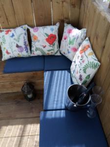 CarneyIrish Cottage Tipperary的一张带枕头的蓝色长凳和一个碗