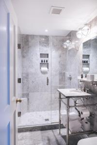 波士顿毕肯山酒店的带淋浴和盥洗盆的浴室