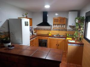 科尔多瓦Casa San Francisco de Asís的厨房配有白色冰箱和木制橱柜。