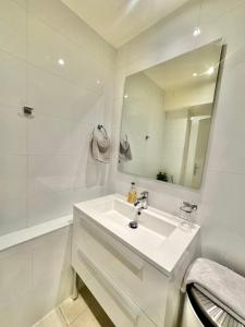 日内瓦Residence Mont-Blanc的白色的浴室设有水槽和镜子