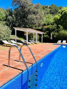 普拉加德阿罗B&B La Vista Brava的一个带椅子的游泳池和一个凉亭