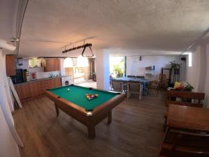 拉克鲁斯Big Room at Villa Lila的客厅配有台球桌