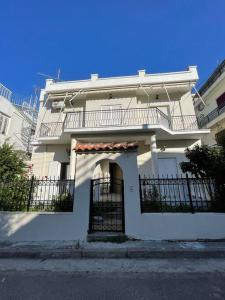 雅典Private Spacious Apartment的白色房子的一侧设有阳台