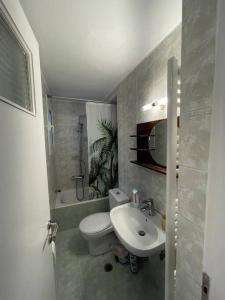 雅典Private Spacious Apartment的浴室配有白色卫生间和盥洗盆。