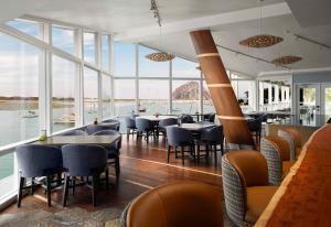 莫罗贝莫罗湾客栈的一间带桌椅并享有水景的餐厅