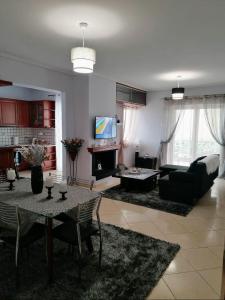 斯巴达Thira Apartment near Athens Airport的客厅配有桌子和沙发