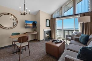 卡农海滩帆船湾酒店的客厅配有沙发和桌子
