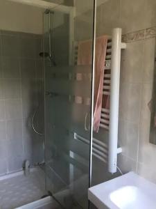 凡尔赛Maison idéalement située à Versailles的浴室设有玻璃淋浴间、水槽和浴缸