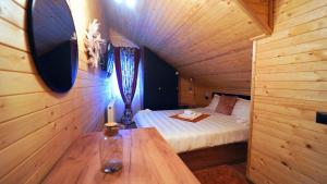 巴亚马雷PENSIUNEA HAI LA MARAMU’的小木屋内一间卧室,配有一张床