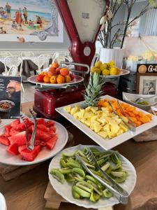 贝拉里亚-伊贾马里纳拉康格里雅酒店的一张桌子,上面放有水果和蔬菜盘