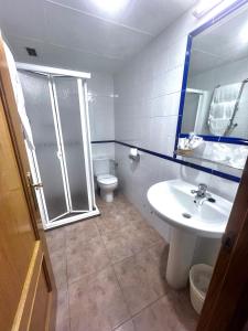卡斯佩Hostal Restaurante El Surtidor的浴室配有卫生间、盥洗盆和淋浴。