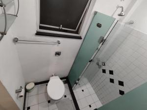 里约热内卢Leme的一间带卫生间和淋浴的小浴室