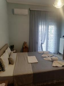 斯卡拉索提罗斯POPI 'S HOME的一间卧室配有一张大床和毛巾