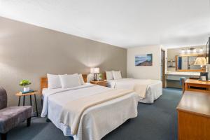 布兰森Autumn Creek Branson的酒店客房,设有两张床和一张沙发
