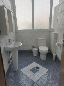 斯卡拉索提罗斯POPI 'S HOME的一间带卫生间和水槽的浴室
