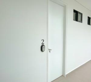 蒙特里亚Apartaestudio Brumilo 2的一间房间里一扇门,上面有二号