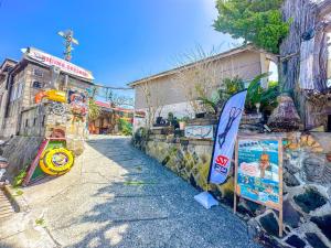 NiijimamuraOKESYOU - Vacation STAY 54912v的街道边的建筑,带有冲浪板