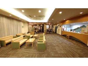 鸳泊Rishiri Fuji Kanko Hotel - Vacation STAY 63409v的医院里带长沙发和桌子的等候室
