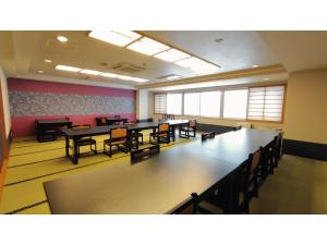 鸳泊Rishiri Fuji Kanko Hotel - Vacation STAY 63409v的教室里配有桌椅