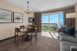 卡农海滩帆船湾酒店的客厅配有沙发和桌椅